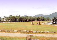 湖畔の広場の風景