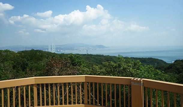 見上げる展望台の風景